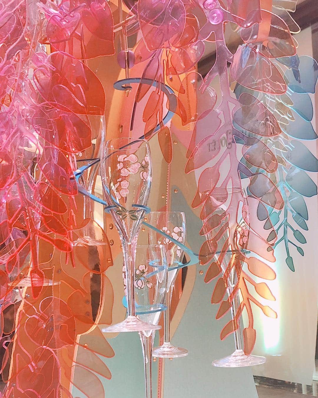 土屋香織さんのインスタグラム写真 - (土屋香織Instagram)「（⇠⇠⇠swipe⃐）ꕥꕥꕥ my fav champagne🥂 @perrierjouet . 200年以上の歴史を誇るシャンパーニュメゾン ペリエ ジュエ🍾 表参道のスパイラルカフェにて ポップアップバーOPENꕥ エミールガレが手がけた ベルエポックの アネモネの絵のボトルは 目にしたことがある方も多いと思いますꕥ . ペリエ ジュエは 10月19日～10月28日の期間中開催されている DESIGNART TOKYO 2018の オフィシャルシャンパーニュ🍾 今年はペリエ ジュエとの コラボレーションアーティストによる作品を発表、展示。 シャンパーニュセミナーやフリーフロー デザイナーのトークショーなど ペリエ ジュエとアートとの融合を 楽しめる空間です。 セミナーやイベントは 事前予約販売制（一部、当選者のみのご参加）。 チケットは数量限定で オフィシャルサイトより購入できるみたいです。 . #PERRIERJOUET  #ペリエジュエ  #Designart  #デザイナート　 #pr . #表参道 #omotesando #retrip_tokyo #retrip_gourmet #グルメな人と繋がりたい #食べるの好きな人と繋がりたい #シャンパン #スパイラルカフェ #おしゃカフェ #東京グルメ #genic_mag #mineby3mootd #locari #mery #4meee #4yuuu #tokyogc #ルトロン  #retrip_cafe #cafe巡り #おしゃれカフェ #genic_cafe #genic_mag #tokyocafe #カフェスタグラム」10月23日 16時36分 - kaorintsuchiya