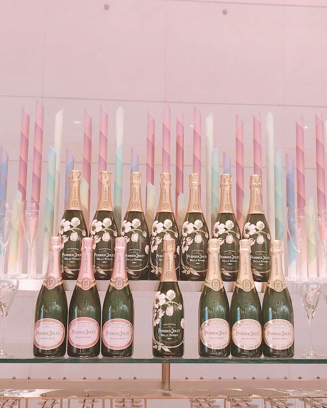 土屋香織さんのインスタグラム写真 - (土屋香織Instagram)「（⇠⇠⇠swipe⃐）ꕥꕥꕥ my fav champagne🥂 @perrierjouet . 200年以上の歴史を誇るシャンパーニュメゾン ペリエ ジュエ🍾 表参道のスパイラルカフェにて ポップアップバーOPENꕥ エミールガレが手がけた ベルエポックの アネモネの絵のボトルは 目にしたことがある方も多いと思いますꕥ . ペリエ ジュエは 10月19日～10月28日の期間中開催されている DESIGNART TOKYO 2018の オフィシャルシャンパーニュ🍾 今年はペリエ ジュエとの コラボレーションアーティストによる作品を発表、展示。 シャンパーニュセミナーやフリーフロー デザイナーのトークショーなど ペリエ ジュエとアートとの融合を 楽しめる空間です。 セミナーやイベントは 事前予約販売制（一部、当選者のみのご参加）。 チケットは数量限定で オフィシャルサイトより購入できるみたいです。 . #PERRIERJOUET  #ペリエジュエ  #Designart  #デザイナート　 #pr . #表参道 #omotesando #retrip_tokyo #retrip_gourmet #グルメな人と繋がりたい #食べるの好きな人と繋がりたい #シャンパン #スパイラルカフェ #おしゃカフェ #東京グルメ #genic_mag #mineby3mootd #locari #mery #4meee #4yuuu #tokyogc #ルトロン  #retrip_cafe #cafe巡り #おしゃれカフェ #genic_cafe #genic_mag #tokyocafe #カフェスタグラム」10月23日 16時36分 - kaorintsuchiya