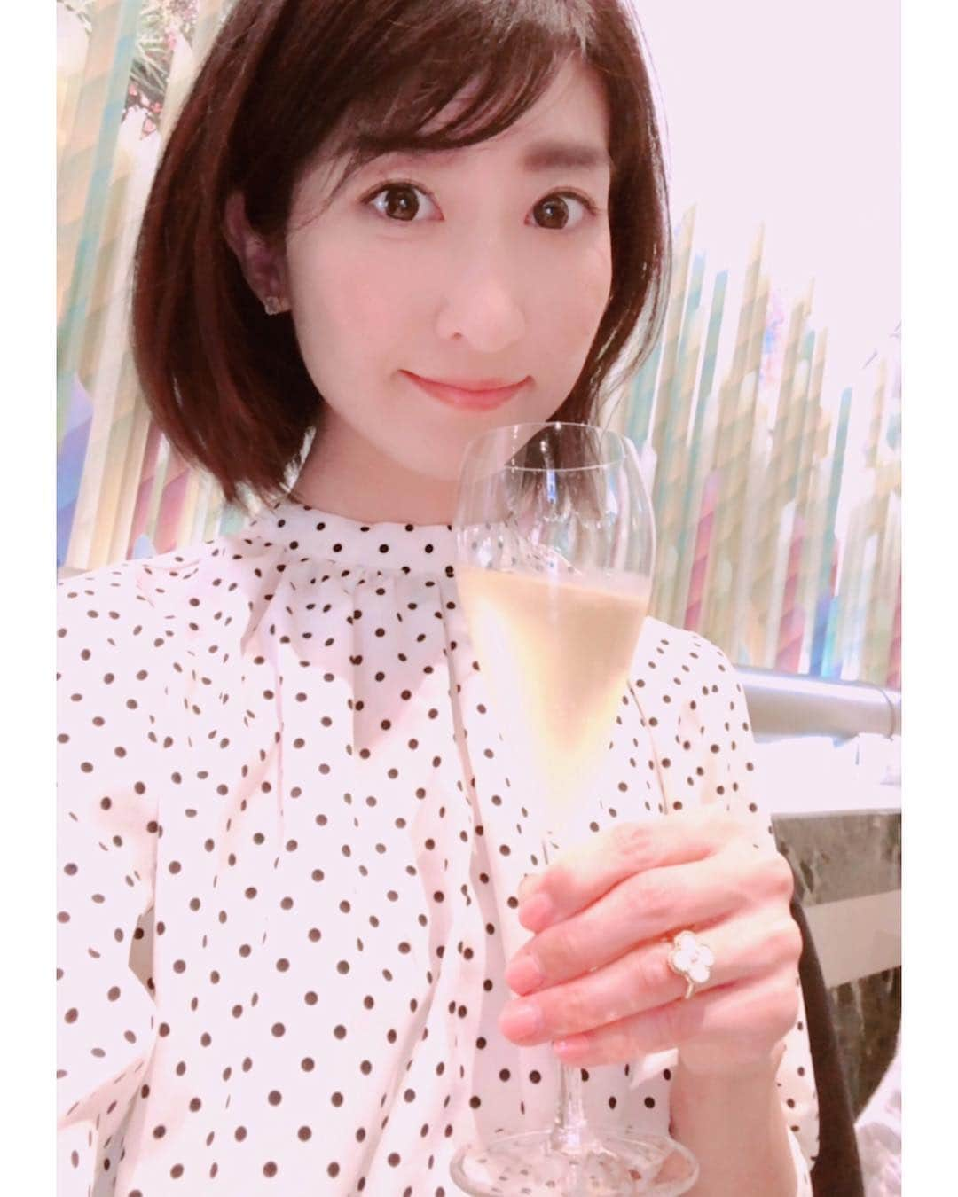 土屋香織さんのインスタグラム写真 - (土屋香織Instagram)「（⇠⇠⇠swipe⃐）ꕥꕥꕥ my fav champagne🥂 @perrierjouet . 200年以上の歴史を誇るシャンパーニュメゾン ペリエ ジュエ🍾 表参道のスパイラルカフェにて ポップアップバーOPENꕥ エミールガレが手がけた ベルエポックの アネモネの絵のボトルは 目にしたことがある方も多いと思いますꕥ . ペリエ ジュエは 10月19日～10月28日の期間中開催されている DESIGNART TOKYO 2018の オフィシャルシャンパーニュ🍾 今年はペリエ ジュエとの コラボレーションアーティストによる作品を発表、展示。 シャンパーニュセミナーやフリーフロー デザイナーのトークショーなど ペリエ ジュエとアートとの融合を 楽しめる空間です。 セミナーやイベントは 事前予約販売制（一部、当選者のみのご参加）。 チケットは数量限定で オフィシャルサイトより購入できるみたいです。 . #PERRIERJOUET  #ペリエジュエ  #Designart  #デザイナート　 #pr . #表参道 #omotesando #retrip_tokyo #retrip_gourmet #グルメな人と繋がりたい #食べるの好きな人と繋がりたい #シャンパン #スパイラルカフェ #おしゃカフェ #東京グルメ #genic_mag #mineby3mootd #locari #mery #4meee #4yuuu #tokyogc #ルトロン  #retrip_cafe #cafe巡り #おしゃれカフェ #genic_cafe #genic_mag #tokyocafe #カフェスタグラム」10月23日 16時36分 - kaorintsuchiya