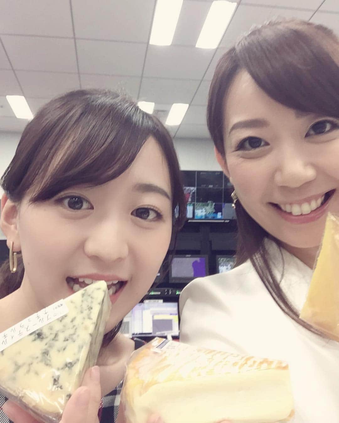 須黒清華のインスタグラム：「今週は大江さんがお休み。 まずは初日、なんとか乗り切りました〜💪 今後、関税引き下げで値段が下がるかもしれない、輸入チーズ。 放送後、みんなで美味しく頂きました😋 子リスこと片渕アナ、チーズ似合いすぎ〜💕 #ワールドビジネスサテライト #輸入チーズ #大江キャスター お休みです。」