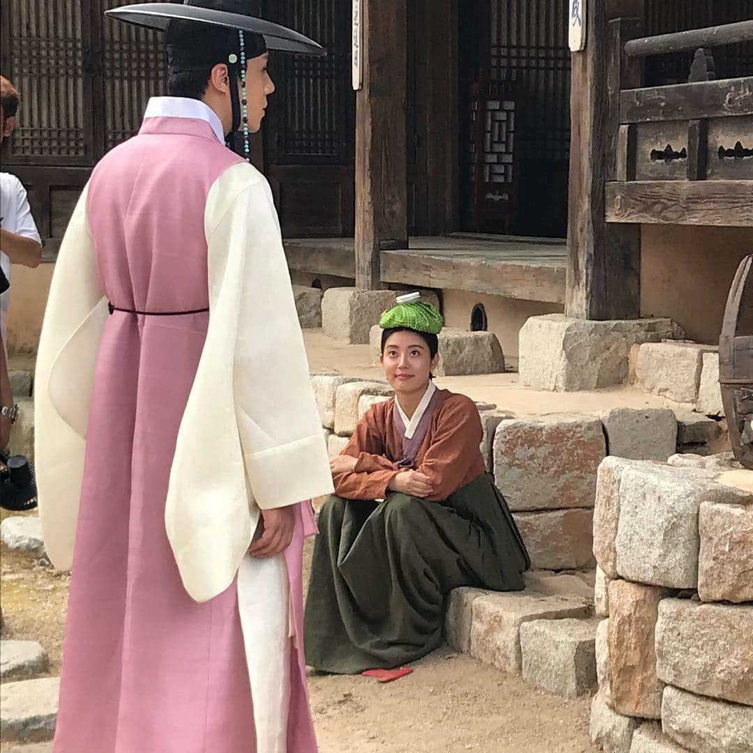 ナム・ジヒョンさんのインスタグラム写真 - (ナム・ジヒョンInstagram)「#백일의낭군님 홍심이! 아부지와 함께 제윤집 입성! 제윤의 소심한 브이 보고 가세유~ 너무 써보고 싶었던 갓도 써보고😆 화봉이 명나라 살수 연습도 했습니다! 오늘 중요한 씬 나올 것 같은데..!ㅎㅎ 궁금하면 본방사수 해주세욥!💋」10月23日 18時50分 - hyuniiiiiii_95917