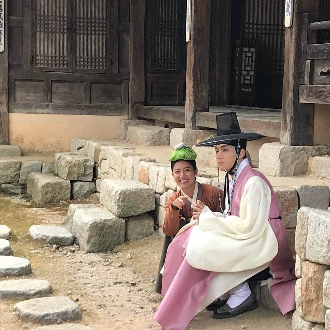 ナム・ジヒョンさんのインスタグラム写真 - (ナム・ジヒョンInstagram)「#백일의낭군님 홍심이! 아부지와 함께 제윤집 입성! 제윤의 소심한 브이 보고 가세유~ 너무 써보고 싶었던 갓도 써보고😆 화봉이 명나라 살수 연습도 했습니다! 오늘 중요한 씬 나올 것 같은데..!ㅎㅎ 궁금하면 본방사수 해주세욥!💋」10月23日 18時50分 - hyuniiiiiii_95917