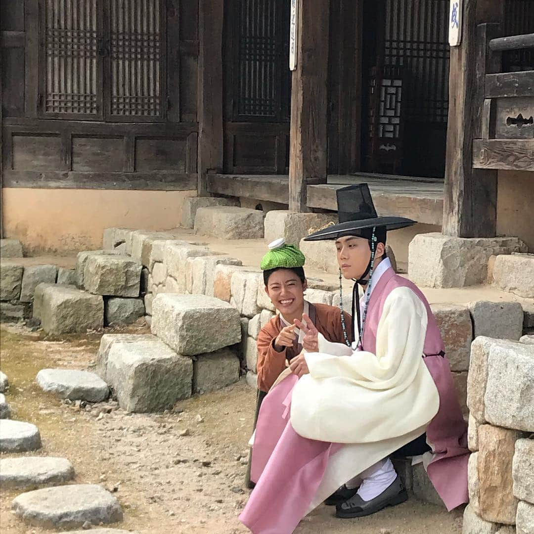 ナム・ジヒョンさんのインスタグラム写真 - (ナム・ジヒョンInstagram)「#백일의낭군님 홍심이! 아부지와 함께 제윤집 입성! 제윤의 소심한 브이 보고 가세유~ 너무 써보고 싶었던 갓도 써보고😆 화봉이 명나라 살수 연습도 했습니다! 오늘 중요한 씬 나올 것 같은데..!ㅎㅎ 궁금하면 본방사수 해주세욥!💋」10月23日 18時50分 - hyuniiiiiii_95917