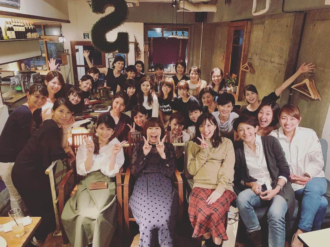 フジテレビアナウンサーのインスタグラム：「先日フジテレビの女性アナウンサーが30人近く集まりました！（圧巻！） なんと、私とゆきさんみおさんの結婚妊娠お祝いをしてくれたのです。 本当に有難いです。 秋の夜長に大勢集まり、女子トークに花が咲きました🌸 代々結婚をした順番で幹事をするというしきたりなので、つぎは私たちが幹事頑張ります！ #竹内友佳 #フジテレビアナウンサー」
