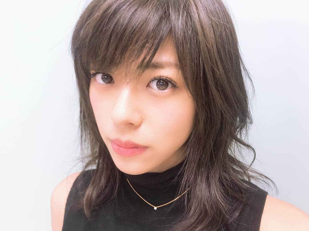 わちみなみのインスタグラム：「表紙撮影でした！まつげパチパチです❣️✨ 久しぶりに会うスタッフの方たちのお顔をみて、なんだかホッとしました🌟 最近、うれしいことが多い！がんばろう！とてもざっくり。  #わちみなみ #撮影 #メイク #まつげ #makeup #eyemakeup」