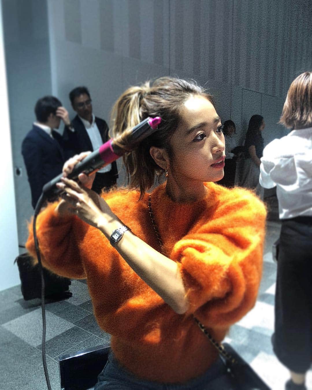 近藤千尋のインスタグラム：「Dysonの新作発表会へ💜 ヘアアイロンが新技術過ぎて びっくり母ちゃん😱‼️笑 ちなみにドライヤーもDyson🌈 オレンジ🍊のニットお気に入り☺️ #dysonhair #dyson #ダイソン #ヘアケア」