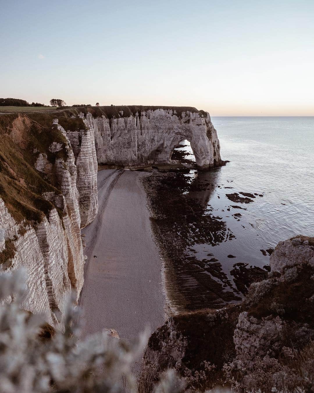adamのインスタグラム：「sunset at the falaises d’etretat 🇫🇷 taken with the Olympus E-M10 mark III camera by @olympusuk #omdrevolution #neverstopthejourney #olympus #omd」