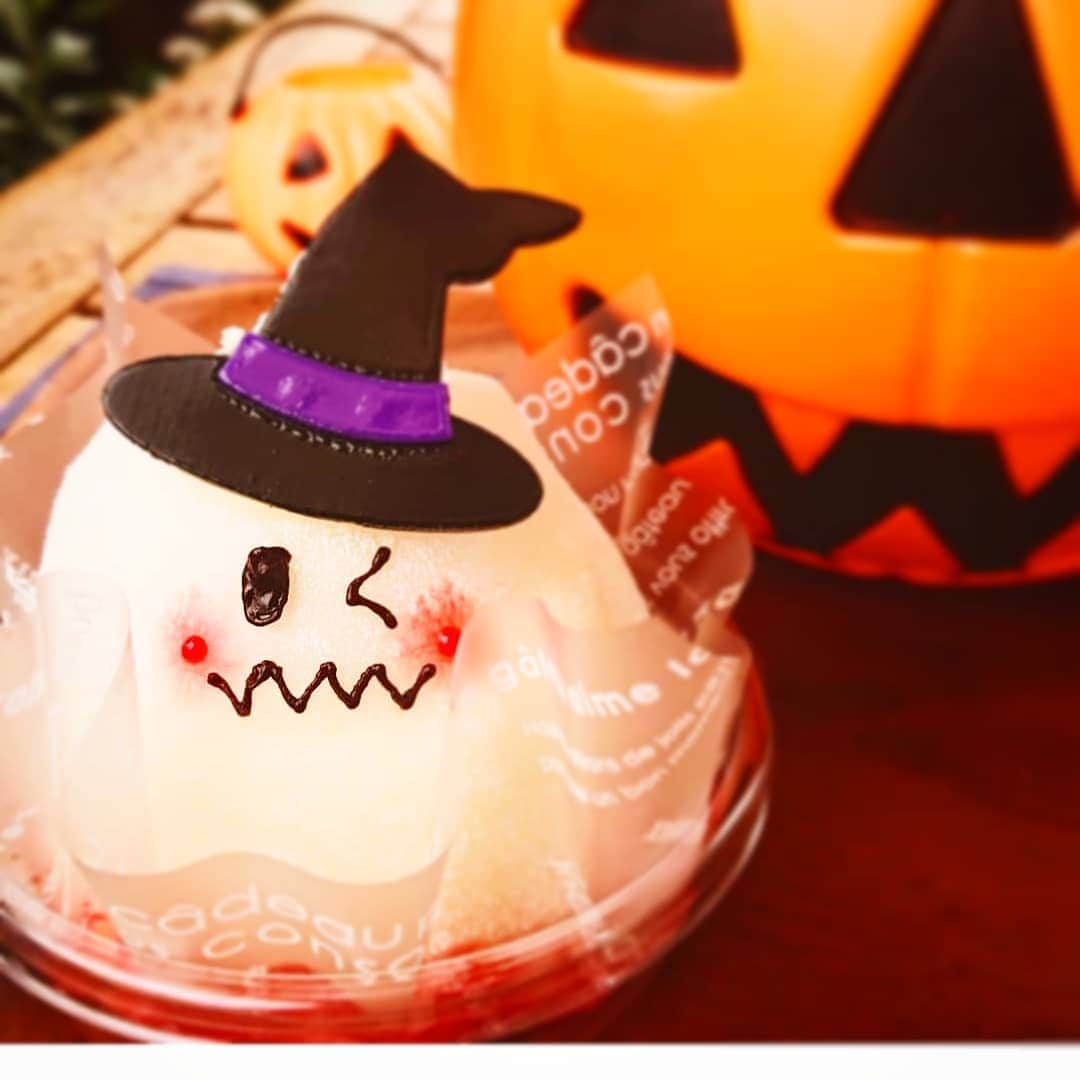 箕面 マカロン ワイスタイルさんのインスタグラム写真 - (箕面 マカロン ワイスタイルInstagram)「. 🎃ハロウィンケーキ👻 . 一番人気の*★おばけのやっぴー*★ マスカルポーネのムースが モチモチのおもちを被っちゃいました！ 怖いお化け🧟もいいけど かわいい魔女のおばけはいかがですか？👻💕 . #おばけ  #かわいい  #ハロウィン  #ケーキ  #大阪  #ハロウィン仮装 はもう決めた？ #ワイスタイル の仮装大会 #優勝 したら…🍰💕 #お待ちしております 💕」10月23日 21時00分 - ystyle.minoh