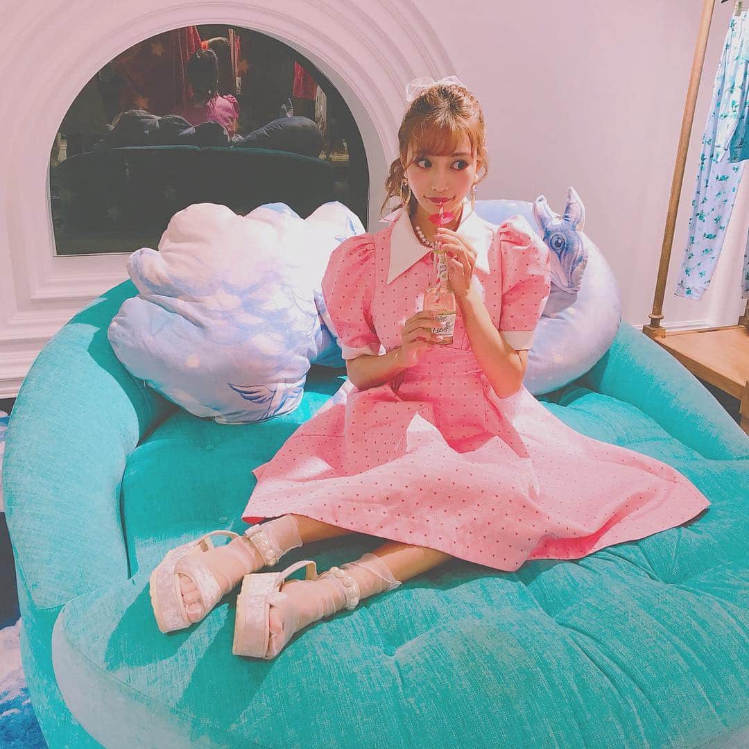 明日花キララのインスタグラム：「デザイナーのpim😽😽💓💘 sretsisもpimもだいすき👩‍❤️‍👩 #sretsis」