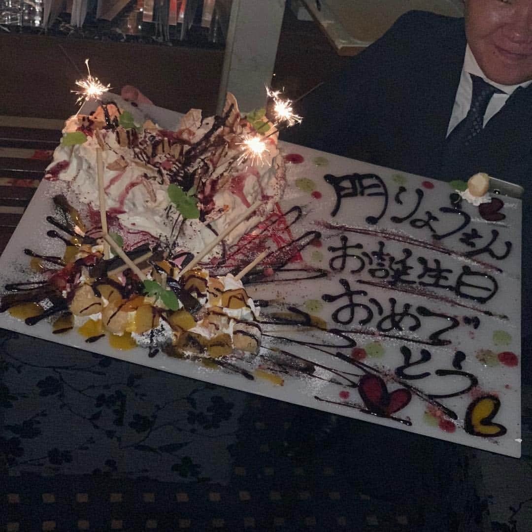 門りょうさんのインスタグラム写真 - (門りょうInstagram)「皆さんから頂いた誕生日ケーキ総集編🎂 生クリームが大好きなので最高でした💕 沢山頂いて全部載りきらないので何個か画像まとめた🤢 ありがとうございました🎂🍓 最後の1枚はハリーの担当さんから頂いたお花💐」10月23日 21時29分 - rio19891015