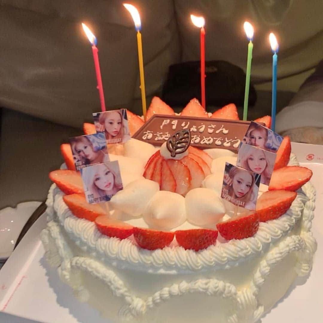 門りょうさんのインスタグラム写真 - (門りょうInstagram)「皆さんから頂いた誕生日ケーキ総集編🎂 生クリームが大好きなので最高でした💕 沢山頂いて全部載りきらないので何個か画像まとめた🤢 ありがとうございました🎂🍓 最後の1枚はハリーの担当さんから頂いたお花💐」10月23日 21時29分 - rio19891015