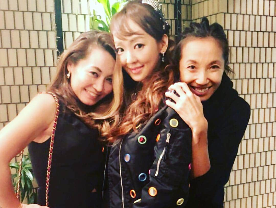 神田うのさんのインスタグラム写真 - (神田うのInstagram)「今年の娘7歳のバースデーパーティーはスケジュールの関係上、ランチタイムではなくディナータイムに致しました🎈 大人はシャンパーニュも楽しみ子供も大人も楽しめるパーティーになりました💕シャンパーニュは10本空きました😆 娘は今年もまた大好きなお友達にお祝いして頂けて嬉しかったようです❤️いらしてくれた方々に感謝です😘 みんなにお祝いしてもらえて本人楽しそうで何よりでした😌 私も娘の成長に感動しながらママ友💕や友人達💕と楽しい時間を過ごしました🤪🍾🍾🍾（笑） 感謝❤️ #娘 #7歳 #お誕生日 #お誕生日会 #バースデーパーティー #お誕生日パーティー #birthday #birthdayparty #子供と大人  #パーティー #party #ドンペリニヨン #シャンパーニュ #domperignon #champagne #ソーシャライジング #socializing #神田うの #unokanda #松本志のぶ さん」10月23日 22時27分 - unokandaofficial