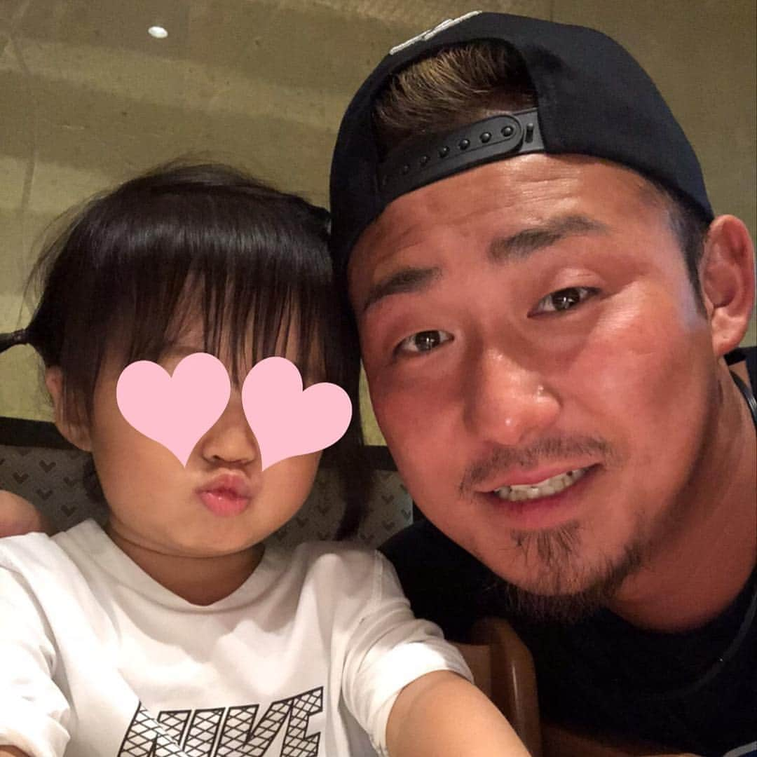 中田翔さんのインスタグラム写真 - (中田翔Instagram)「今日は家族で外食！！食べ過ぎた！笑！ 子供の成長は早いですね。泣。 ずっと小さかったらいいのに笑 てか、最近の写真見返してたらかなり、この帽子かぶってるわ！！ SHININGっていい言葉よな。。 輝かせる！！らしい。輝かせよっ！笑 #中田翔#家族#SHINING」10月23日 22時00分 - shonakata_official