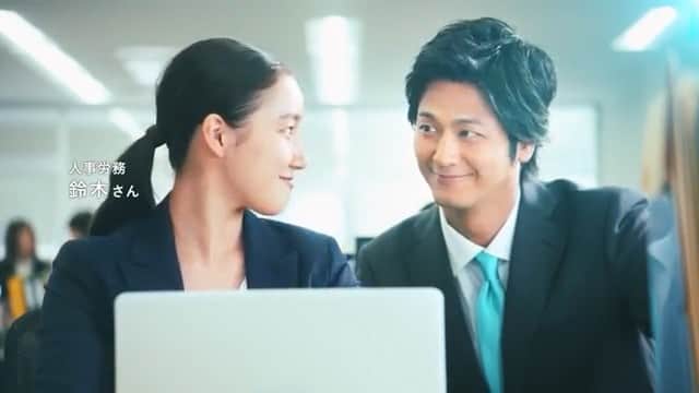 赤坂由梨のインスタグラム：「ㅤㅤㅤ ㅤㅤㅤ SmartHRさんのTVCMにちらっと出演させて頂きました🙏ㅤㅤㅤ もこみちさん、とても優しい方でした！ㅤㅤㅤ ありがとうございました☺️ ㅤㅤㅤ  #人事労務の鈴木さん #年末調整クッキングㅤㅤㅤ #SmartHR #スマートHR #クラウド人事労務ソフト #tvcm #tvcommercial #movie #work #shooting」