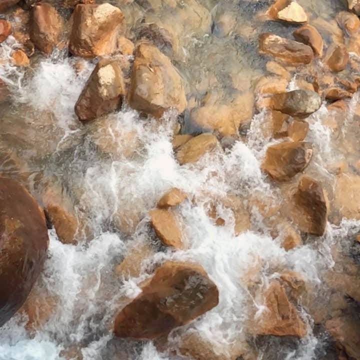 サイモンとマルティナのインスタグラム：「Visiting the onsen #温泉 town of Semboku (in Akita) where natural hot spring waters flow and warm the many ryokans and hotels surrounding it. ♨️」