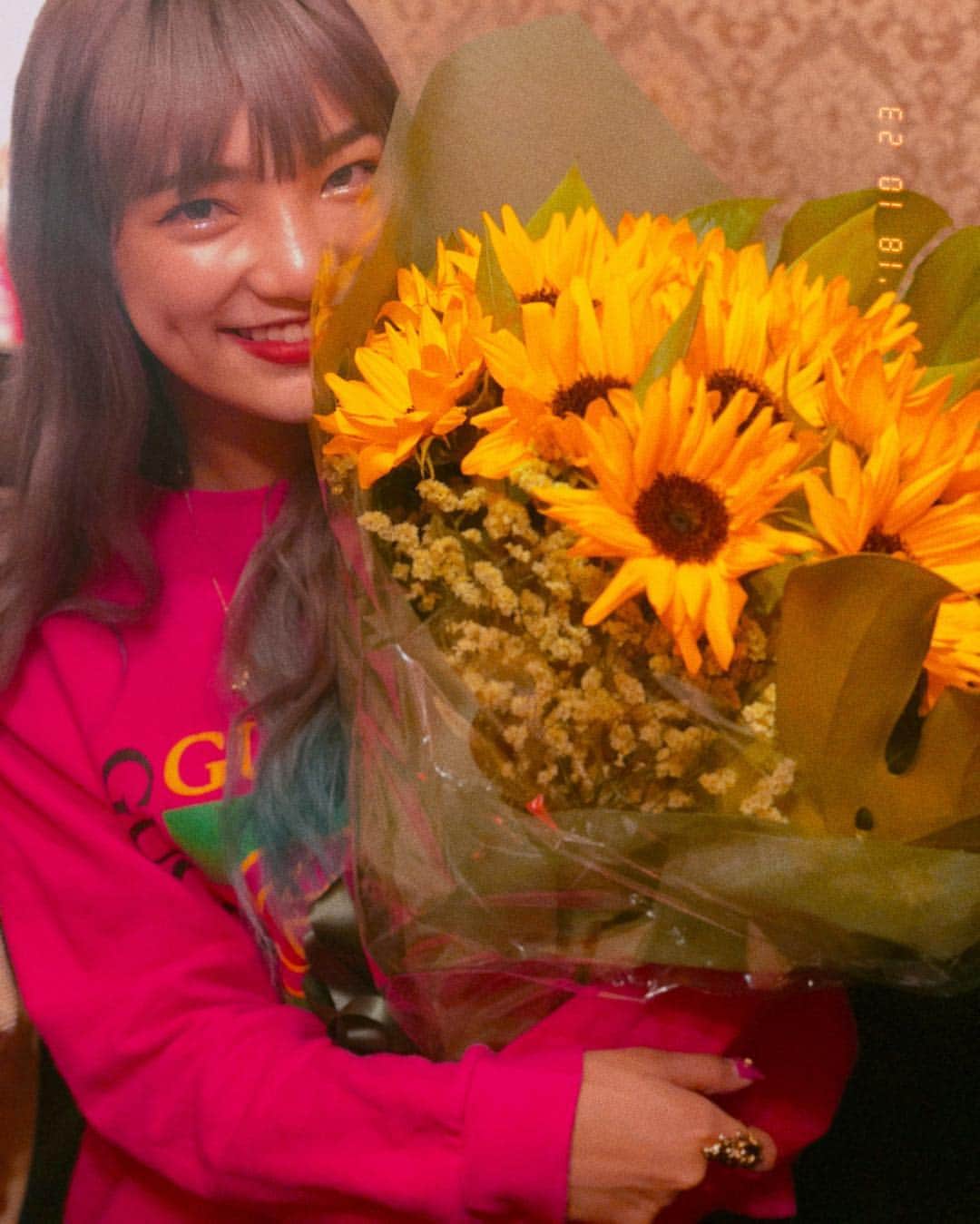 須田アンナさんのインスタグラム写真 - (須田アンナInstagram)「. お世話になってる方から 沢山のヒマワリを頂きました🌻!! サプライズでお花を頂くって こんなに胸がいっぱいになるのね。 #Happiness #himawari」10月23日 22時19分 - annastagram.official