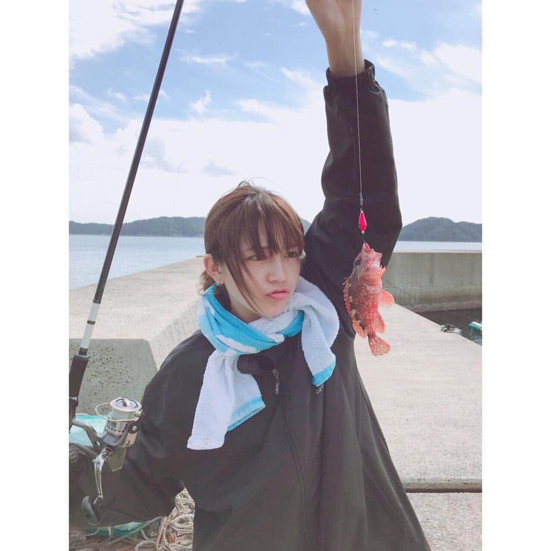 川口春奈さんのインスタグラム写真 - (川口春奈Instagram)「アラカブというお魚が大好きです。どうしても釣りたくてね実家帰った時に気合い入れて行ったんだがこんなちっこいのしか釣れなかった笑 服も靴もなく全て人に借りました、ありがとう☺︎☺︎」10月23日 22時19分 - haruna_kawaguchi_official