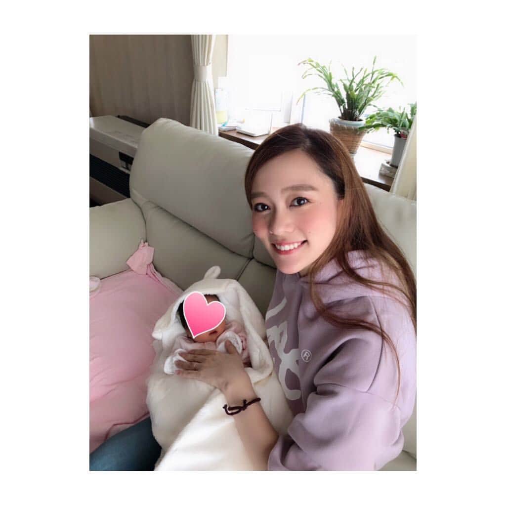 竹澤萌子のインスタグラム：「出産の日から2週間🤱💕💕✨ 慣れない育児に四苦八苦し、主人と家族に助けてもらいながら、なんとか生活してます🏠😂❤️ 既に、頭持ち上げてきたり、すごく動いて枕の上からいなくなってたり、もう少しで寝返りしてしまいそうだったり、『あー』とか『うー』とかお喋りしたり、大物の予感が…👶⚡️⚡️⚡️そして、沢山のお友達・先輩・後輩からお祝いも頂いて、すごく嬉しいです😭💓💓🙏 前の投稿も、沢山のコメントありがとうございます🤳😍😍😍❤️ #baby#0month#girl#2weekbaby#mikihouse#familiar#ailebebe#katoji#childseat#babybed#present#ベビー#赤ちゃん#0ヶ月#2週間#女の子#ベビー服#ベビー用品#西川リビング#西川布団#発達早め#夜は大変#バンザイで寝る#私と一緒」