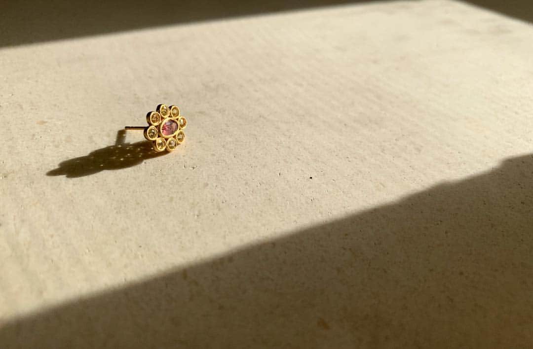絵美里さんのインスタグラム写真 - (絵美里Instagram)「@naoko.ts × @artidaoud earring 💫 . . . . . 夜明けの光をイメージしtill dawnと名付けられた神秘的な魅力のカラーストーンジュエリー🌙  スタイリスト @naoko.ts さんがインドでひとつひとつ時間をかけて石を選び、デザインされた他にはないジュエリーは嬉しい💫 . . . . . #artidaoud  #earrings  #jewelry  #naokotsuji」10月24日 8時37分 - emiri616