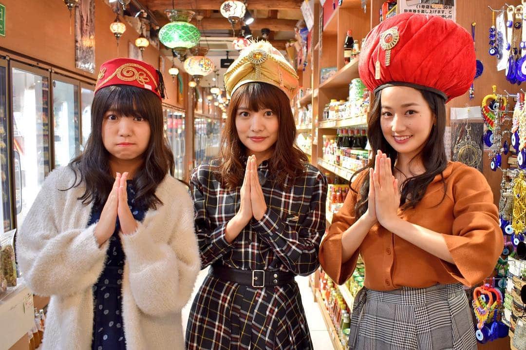 高嶋香帆のインスタグラム：「. 明日、25日（木）深夜0時59分から 名古屋テレビにて「BOMBER-E P.ナイト」が60分ＳＰで放送です☺️💓 . 大原優乃ちゃん、松永有紗ちゃんと、 名古屋の秋のオススメスポットを巡りました👏✨ . 年下の可愛い二人ときゃっきゃしながらのロケは癒しでしかなかった🤣💓 本当楽しいロケでした✨ . 次に名古屋に行ったらこのロケ通りの旅をしたいくらい☺️ . 名古屋の方はチェックしてください🙋‍♀️ . そして昨夜は志村でナイト見て下さった皆様、ありがとうございました😊 . #大原優乃 ちゃん #松永有紗 ちゃん #bombere #メーテレ #pナイト #followｍe #asiangirls #japanesegirl」