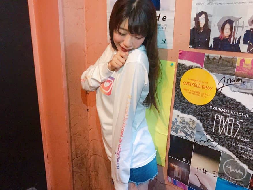 ぱいぱいでか美のインスタグラム：「インスタのフォロワーもいつの間にか2万人に！ そしてそんなタイミングでぱいぱいでか美新グッズ #俺はインスタグラマーになりてぇ ロンteeできました。 ꙳ #ぱいぱいでか美 #ロンT #俺はインスタグラマーになりてぇ ꙳ 今日のライブから発売開始でした！ 胸元にはいい感じのハートが３つ、腕には英語で「#俺はインスタグラマーになりてぇ」と入っています。かっこいいですね！ これを着て君もインスタグラマーを目指そう！ お値段はサイン入チェキ付きで¥5000です♡ イベント会場で売りつつ、そのうち通販も始まると思います。 . そしていつの間にかフォロワーが2万人に！ ありがとうございます！ 私服やインスタの割には長文を自分なりに載せるようになってから 前より見てもらえるようになったなーみたいな感じがしてるんですが 好きな服の話とかインスタだと何だかしやすくって居心地良いです〜。 これからもマイペースに更新していきますのでよろしくお願いします☻♡ インスタ照れ隠しハッシュタグ #俺はインスタグラマーになりてぇ  も今後ともよろしくお願いします。笑」