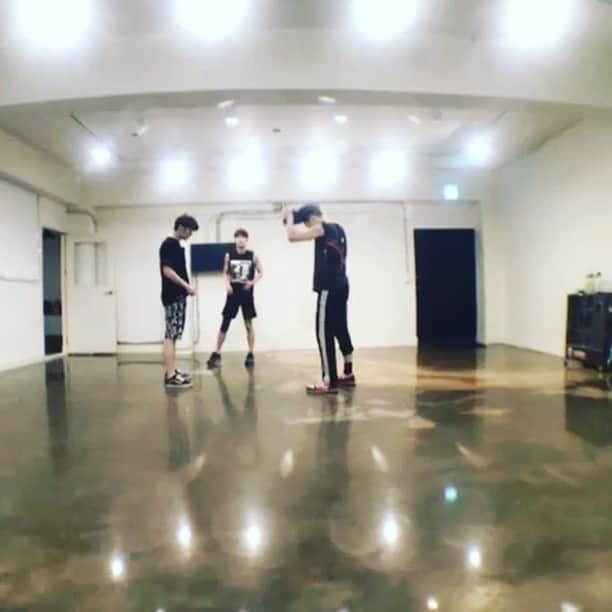 ジヒョク のインスタグラム：「완전체는 나중에..보고싶어요?? 이번엔 성제 지혁 건일만 !! 밀키 우리 언제 만나지???」