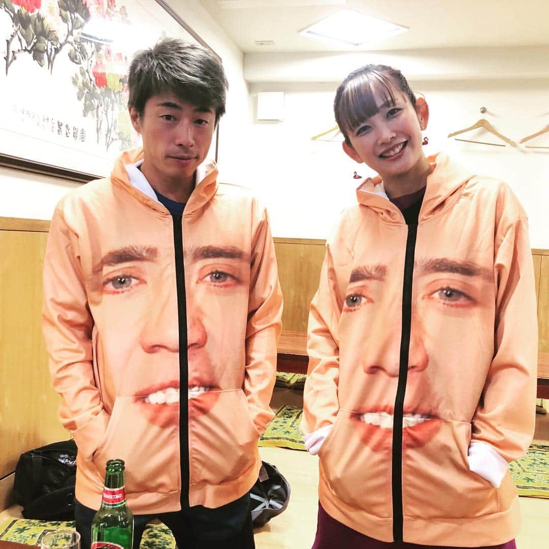 田村淳のインスタグラム：「ニコラスケイジのパーカー 英語のサイトで見かけて どうしても欲しかったから 英語が堪能な中上真亜子に 注文してもらった！  届いたけれどやや困惑… どうやって合わせようか…  今年はヘビロテしようニコラス  #ニコラスケイジ #パーカー  #パーカーコーデ #ロンプク淳 #中上真亜子」