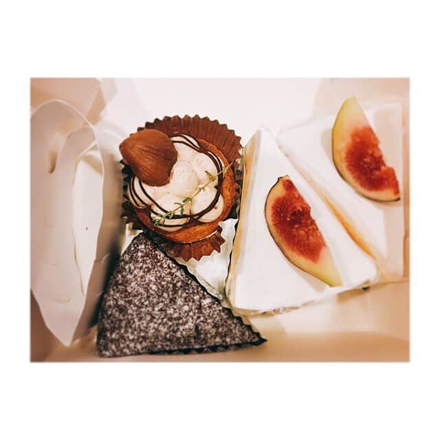 上野愛奈さんのインスタグラム写真 - (上野愛奈Instagram)「・ 栗のタルト、 イチジクのショートケーキ、 ガトーショコラ。 小さなケーキ屋さんのケーキ とっても美味しかったね。 #ケーキ #秋の味覚」10月24日 3時20分 - ueno_aina_816
