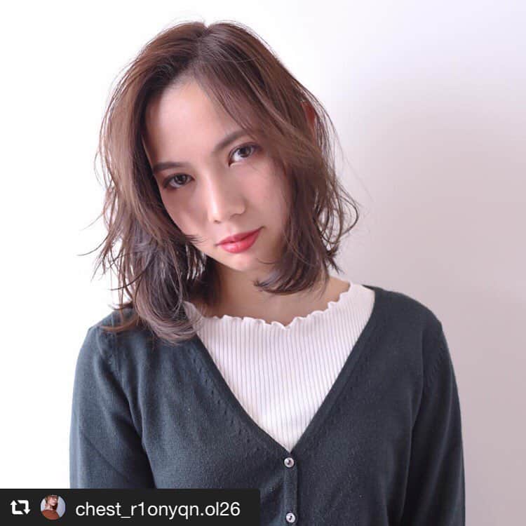 オルディーブ（ミルボン）さんのインスタグラム写真 - (オルディーブ（ミルボン）Instagram)「. ネオヴィンテージグレイ ありがとうございます！ #オルディーブのある生活  repost @chest_r1onyqn.ol26 via @PhotoAroundApp . Autumn mode 🌰🍂🍁 カラーは少し落ち着けながらも 光に当たると 柔らかく 触れたくなる質感に。 . . 明日はイベント出させて 頂くため1日お休み 頂いております。 24日から夏季休暇頂いて ますので残り2日 22(土)、23(日)ご予約 可能ですのでネットからでも お電話でもお待ちしております。 . TEL☏ 0792236222 CHEST 齋藤里緒菜 #ハイライト#デザインカラー #hairsalon#chest#kobe#himeji #ヘアサロン #美容室#2018aw  #ヘアスタイル#カーキベージュ  #ネオヴィンテージグレイ  #撮影モデル  #アシスタント#アレンジ #リクルート#スパ #神戸#元町 #姫路#東京 #美容#美容学生 #美容師 #makeup#fashion」10月24日 8時13分 - ordeve_milbon