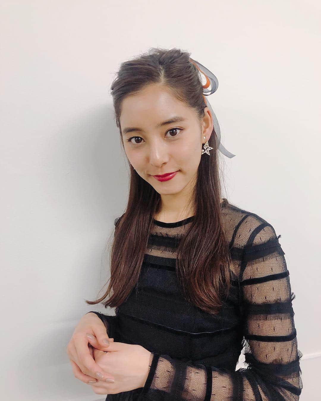 新木優子さんのインスタグラム写真 - (新木優子Instagram)「昨日の舞台挨拶の衣装☺️ dress : @redvalentino  ヘアメイクはのんちゃんでした❤️ 少しハロウィンを意識してリボンをつけたんです☺️ @kawashimanozomi」10月24日 18時01分 - yuuuuukko_