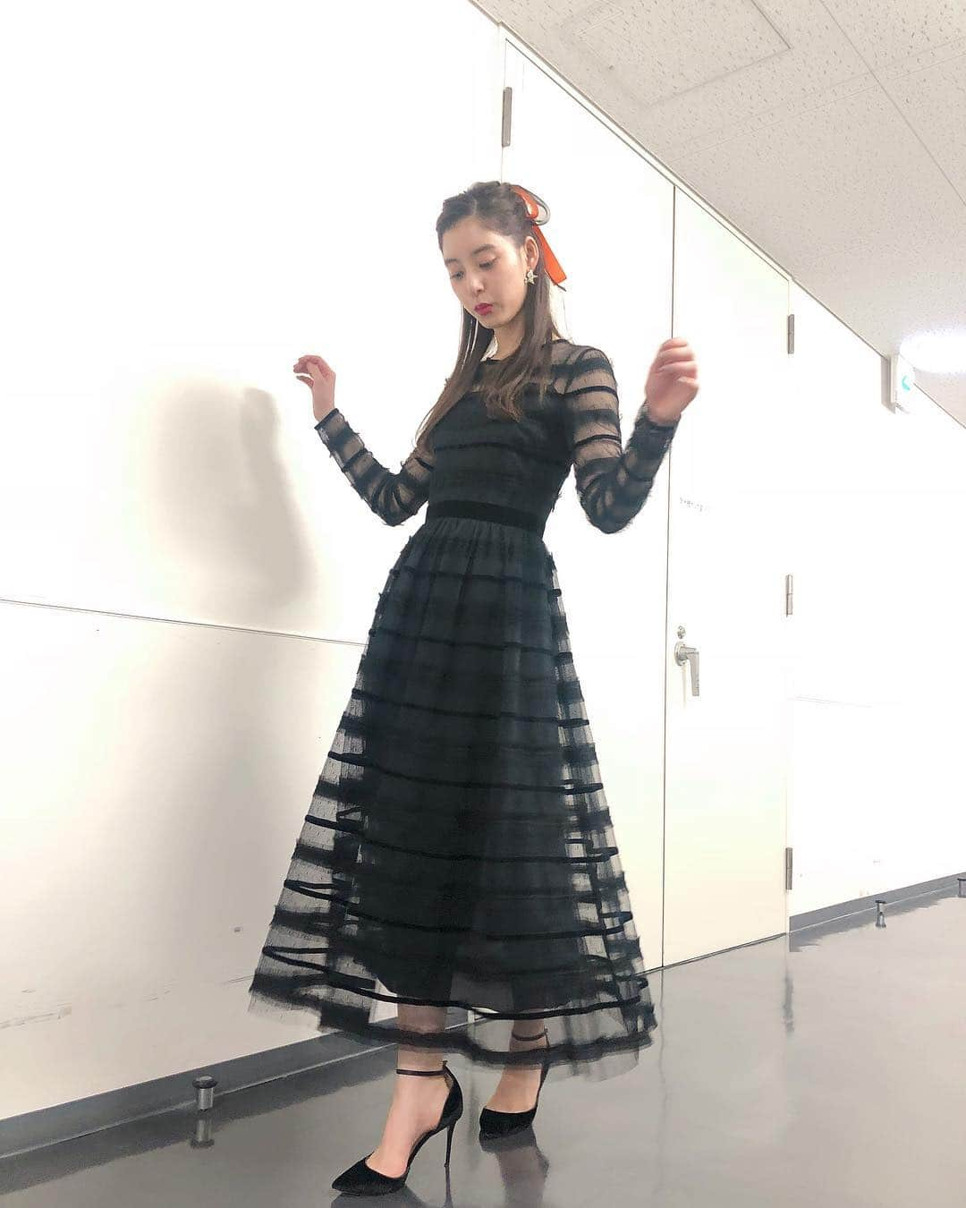 新木優子さんのインスタグラム写真 - (新木優子Instagram)「昨日の舞台挨拶の衣装☺️ dress : @redvalentino  ヘアメイクはのんちゃんでした❤️ 少しハロウィンを意識してリボンをつけたんです☺️ @kawashimanozomi」10月24日 18時01分 - yuuuuukko_