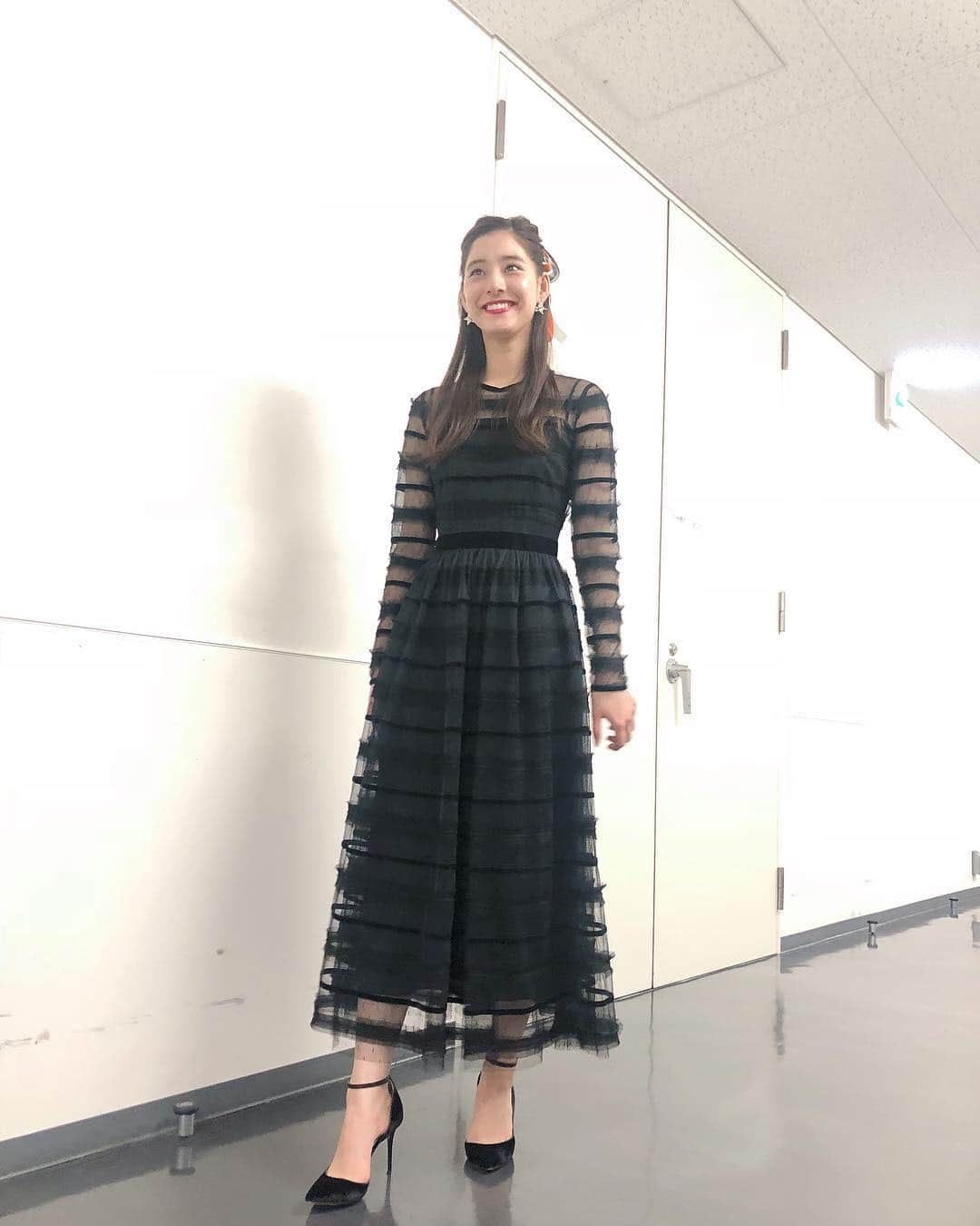 新木優子さんのインスタグラム写真 - (新木優子Instagram)「昨日の舞台挨拶の衣装☺️ dress : @redvalentino  ヘアメイクはのんちゃんでした❤️ 少しハロウィンを意識してリボンをつけたんです☺️ @kawashimanozomi」10月24日 18時01分 - yuuuuukko_