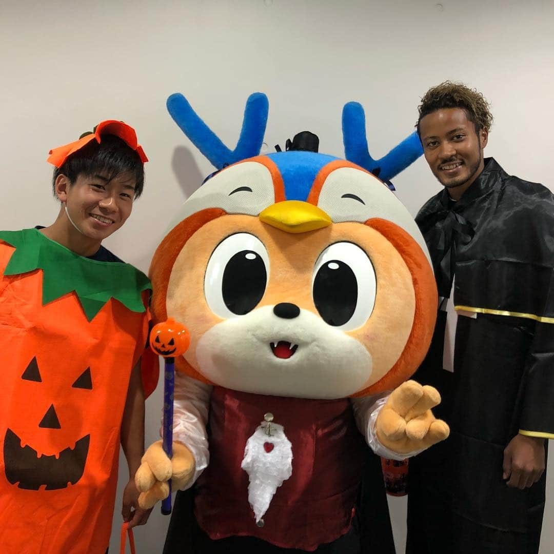 ヴィヴィくんさんのインスタグラム写真 - (ヴィヴィくんInstagram)「名倉選手と武蔵選手🎃👨🏻✨ 名倉選手はとってもキュートなかぼちゃさんになってて、武蔵選手はイケメン神父さんになっていらっしゃいました❗️ . #vvaren #vファーレン  #vファーレン長崎 #長崎 #ヴィヴィくん #ハロウィン #仮装 #名倉巧 選手 #かぼちゃ さん #鈴木武蔵 選手 #神父 さん #ぼく #ドラキュラ さん」10月24日 10時12分 - vivikun_vvn