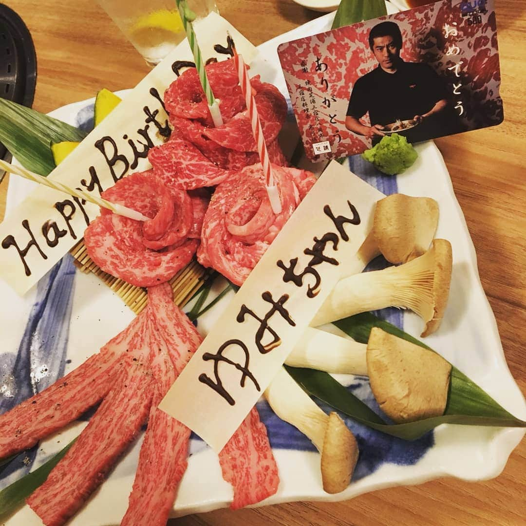 西山茉希さんのインスタグラム写真 - (西山茉希Instagram)「親子焼肉。  お誕生日会とゆうていの、 肉呑み会。  #10月生まれなハイボールマムへ #バースデー肉プレートでお祝い #わいわいがやがや #大人も子供も楽しむ夜  今月末が周年記念な芝浦さん。 クオカード作ったってー☆☆☆ #料理長 #ナイスガイ #店長 #肥満によりカードモデル却下されたらしい #並んでみてもらった夜 #焼肉芝浦 @shibaura_misyuku  愛嬌。 愛嬌。  人柄が顔から漏れてる店長スタイル。 #いつも感謝です  母さん肉配り、冷麺配り、 焼肉の前半は、まぁー慌ただしい。  #スタンバイしすぎて韓国海苔が止まらないチビーズからの圧 #ナイスなタイミングでおかわり出てくるメガジョッキ #五感を最大に使う時間  満腹満足。 素敵な時間。  #酔った大人達の弱点を知っているのは  #酔う大人達の子供の特権 『酔ってるから買ってくれるんだーー♪♪』 『今日だけ特別にこれ買っていい？』 #コンビニで飛び交う子供の誘導 #叶いやすいとわかってらっしゃる #平日にご褒美night #えかったえかったぁ」10月24日 11時35分 - maki.nshiyama50