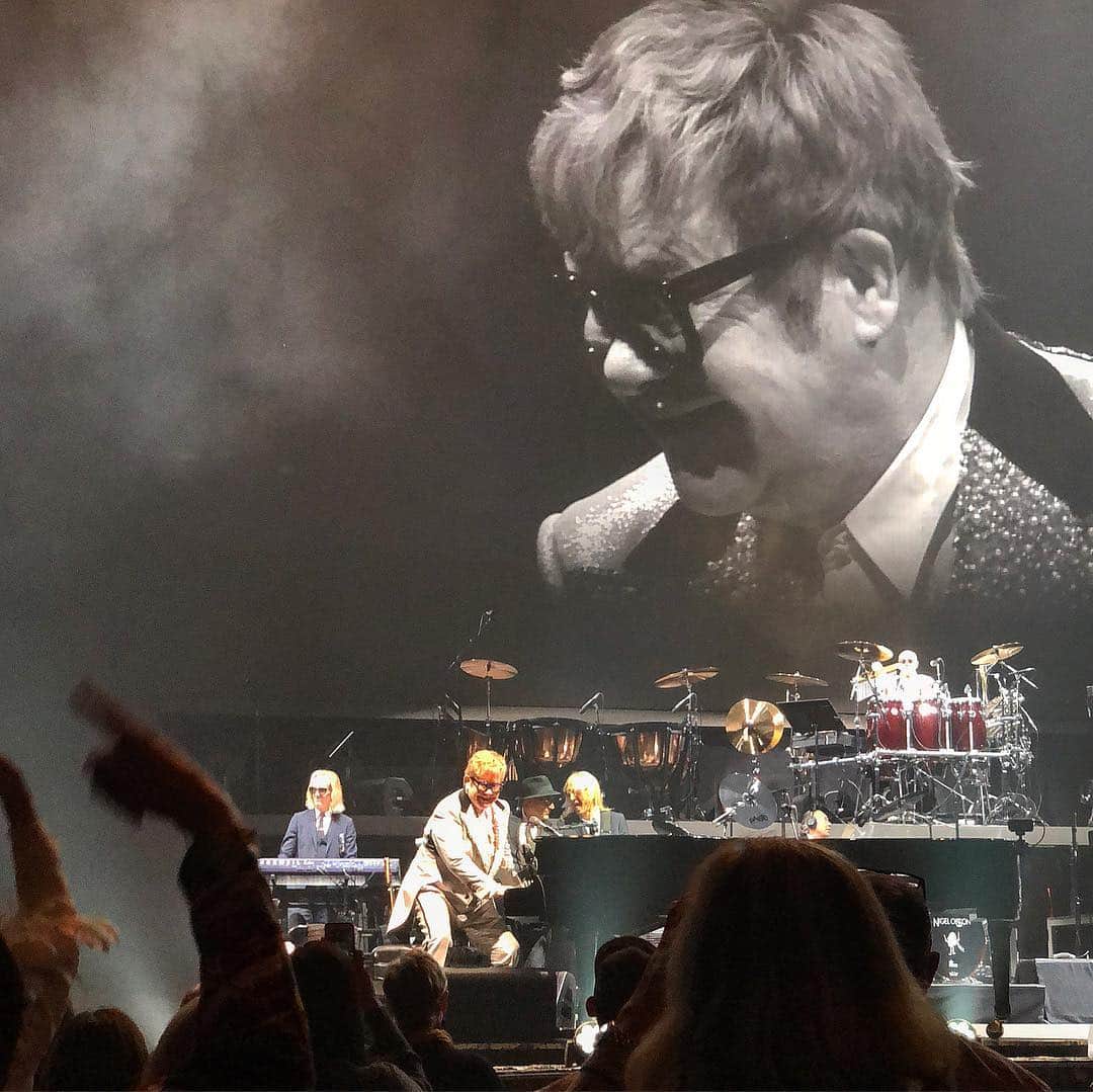 ニール・パトリック・ハリスさんのインスタグラム写真 - (ニール・パトリック・ハリスInstagram)「Can’t stop thinking about watching Elton at @thegarden last week. Kids’ first concert, Elton’s last. We are beyond grateful to consider this artist and genius a friend. His husband is remarkable, his children divine. Thank you for the spectacular memories, good Sir. 😘 Swipe left for more photos of our night. @eltonjohn @davidfurnish @dbelicious」10月24日 12時20分 - nph