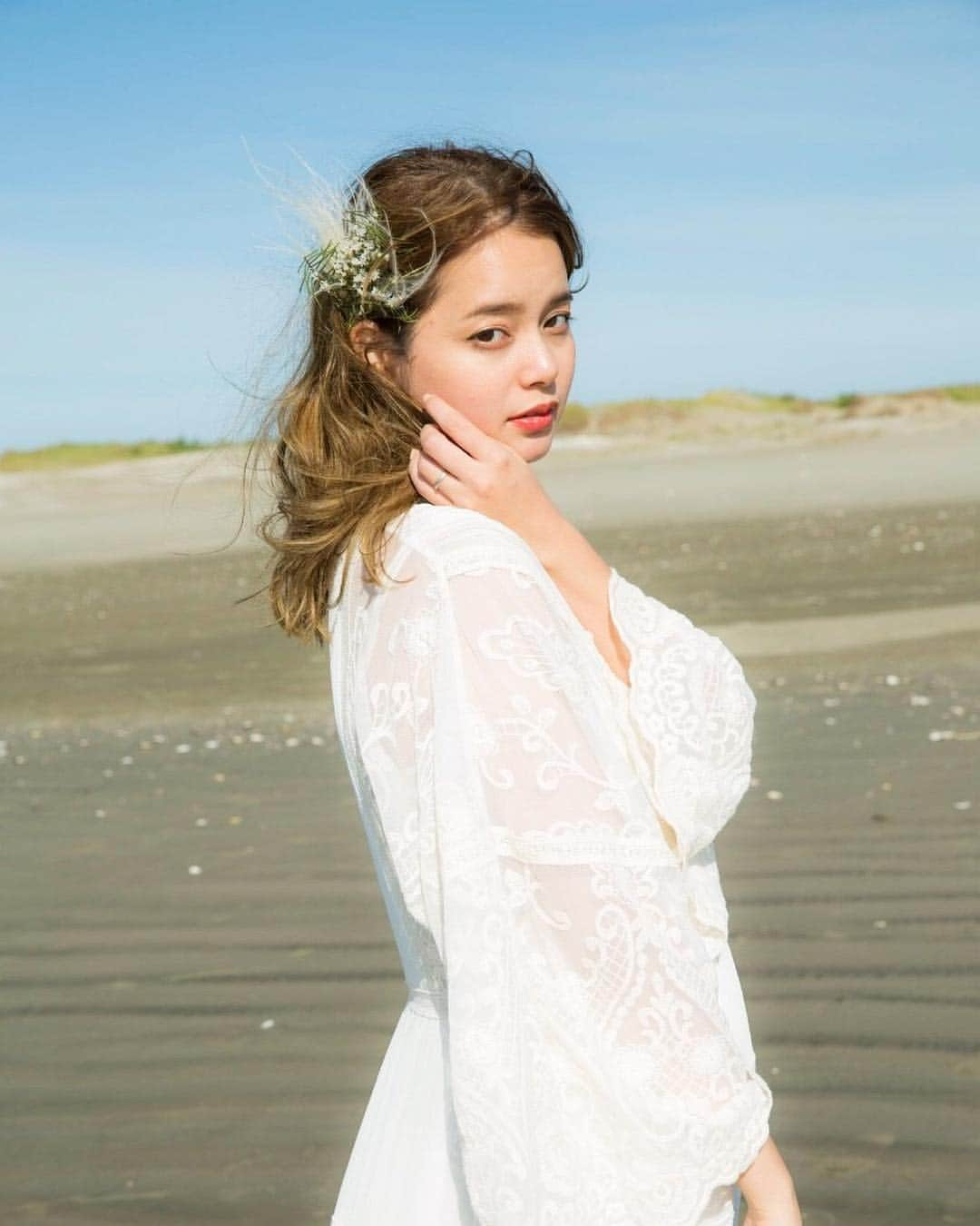 岸本セシルさんのインスタグラム写真 - (岸本セシルInstagram)「🌼結婚式前撮りのおはなし🌼  前撮りを計画してたのは 妊娠発覚前。お世話になっている カメラマンさん、編集さん、ヘアメイクさん と当初は「8月沖縄の海で撮りたいねぇ💛」 なんて話していました。  日が近づいていき、妊娠発覚。 8月は悪阻が酷すぎて沖縄いけないね！ ってなり…😭 撮影でも良くお世話になってる海へ。 大好きなハウススタジオ🐶さんが 穴場を教えてくれてとっても素敵な ロケーションで撮影する事ができました✨  旦那もすっごい緊張していたけど、 周りがいい雰囲気を作ってくれて 自然な笑顔で、私達らしい写真が 撮れてとっても嬉しかった💞👰🏻🤵🏻 大好きな海で(朝焼けが綺麗過ぎた)、最高なスタッフさんに囲まれて、みんなに感謝💛  写真撮影と同時に 披露宴オープニング映像用のムービーも 撮ってくれたのだけどそちらも本当に素敵なのー！見せたいっっ！(旦那の顔が映ってるから難しい😭) とにかく 前撮りして本当に良かったー☺️ special thanks! 📸 @chizuru0821 (LOVABLE) 💄 @yuka_noguchi_hairmake (ROI) 💻 @rie__honda 🚌 Atsushi koike (NASH) 🎥 @photoby_kim  #結婚式前撮り撮影のおはなし #感謝 #wedding」10月24日 12時48分 - cecil_lu