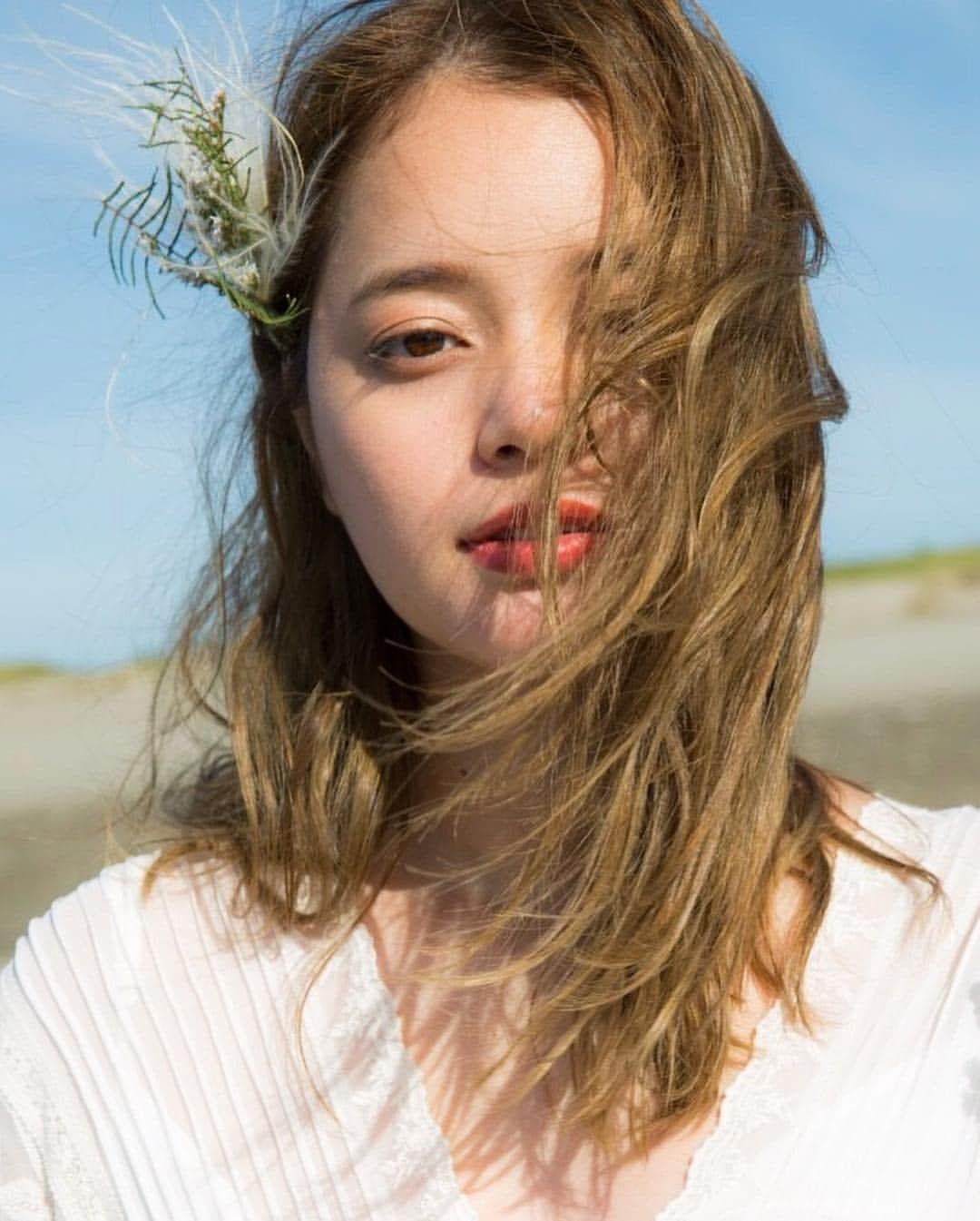 のインスタグラム：「🌼結婚式前撮りのおはなし🌼  前撮りを計画してたのは 妊娠発覚前。お世話になっている カメラマンさん、編集さん、ヘアメイクさん と当初は「8月沖縄の海で撮りたいねぇ💛」 なんて話していました。  日が近づいていき、妊娠発覚。 8月は悪阻が酷すぎて沖縄いけないね！ ってなり…😭 撮影でも良くお世話になってる海へ。 大好きなハウススタジオ🐶さんが 穴場を教えてくれてとっても素敵な ロケーションで撮影する事ができました✨  旦那もすっごい緊張していたけど、 周りがいい雰囲気を作ってくれて 自然な笑顔で、私達らしい写真が 撮れてとっても嬉しかった💞👰🏻🤵🏻 大好きな海で(朝焼けが綺麗過ぎた)、最高なスタッフさんに囲まれて、みんなに感謝💛  写真撮影と同時に 披露宴オープニング映像用のムービーも 撮ってくれたのだけどそちらも本当に素敵なのー！見せたいっっ！(旦那の顔が映ってるから難しい😭) とにかく 前撮りして本当に良かったー☺️ special thanks! 📸 @chizuru0821 (LOVABLE) 💄 @yuka_noguchi_hairmake (ROI) 💻 @rie__honda 🚌 Atsushi koike (NASH) 🎥 @photoby_kim  #結婚式前撮り撮影のおはなし #感謝 #wedding」