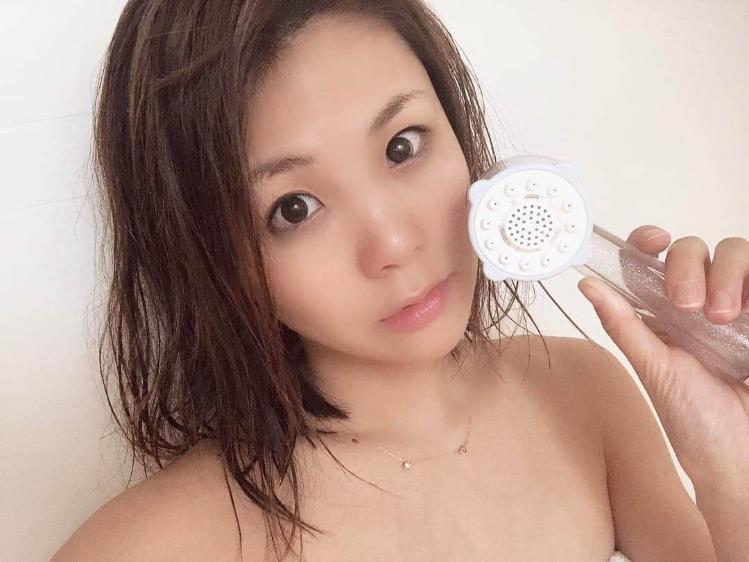 長谷川真美さんのインスタグラム写真 - (長谷川真美Instagram)「🚿💕 ・ #ミラブル @science_mirable に シャワーヘッドをかえてみたよ〜🙌💗 ・ 浴びてみてびっくり👀 動画載せたんだけど油性ペンも 水だけでこんなに落ちるんです😳😳😳✨ ・ すっごい柔らかいミストは シルクに包み込まれるような心地よさで お肌がしっとりすべすべ〜❣️ つっぱりもなくもちもちです😆💕 ・ 10月20日に中部地域の 朝の情報番組デルサタプッシュでも 紹介されたばかりなんだって💗 ・ #ファインバブル #美顔器 #美容 #美容好きな人と繋がりたい #pr」10月24日 12時51分 - maami.hase