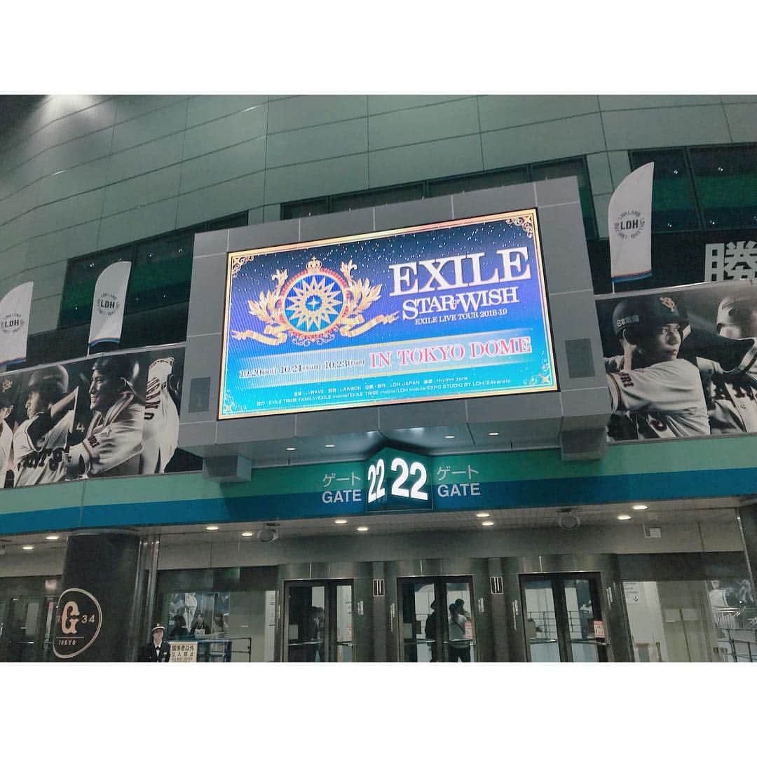 DirtyOrangeのインスタグラム：「. 10/23 EXILE LIVE TOUR 2018-2019 "STAR OF WISH" 行って参りましたああ！！ . 前回、EXILEさんのライブにお邪魔させて頂いた時はライブアレンジのみだったのですが、今回は Heads or Tails STYLE of 24Karats の二曲を携わらせて頂いていて それはもう東京ドームで しかもEXILEさんで スペシャルな演出で あれだけの人が自分の曲で盛り上がっていて 嬉しいあまり感動して涙出そうになりながら見てました。 ライブも素晴らしくて純粋に見入ってました！ Heads or Tailsでご一緒させて頂いたSTYさん(@styjp )にもスーパーリスペクトでございます🙏 . . EXILEの皆様お疲れ様です！ ありがとうございました🎉💋🍊 . . . #EXILE #headsortails #styleof24karats #starofwish #live #tour #東京ドーム」