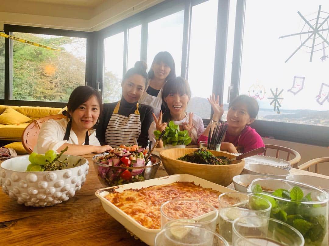 東原亜希さんのインスタグラム写真 - (東原亜希Instagram)「我が家でお料理教室🍚ワイワイ作るのは楽しいですね!!! 奈緒ちゃん含め、愉快なママ友たちと、先生はモンスティルのあきちゃん🙏 . ピンクのニットは @la_marine_francaise_official 💕💕💕」10月24日 14時29分 - akihigashihara