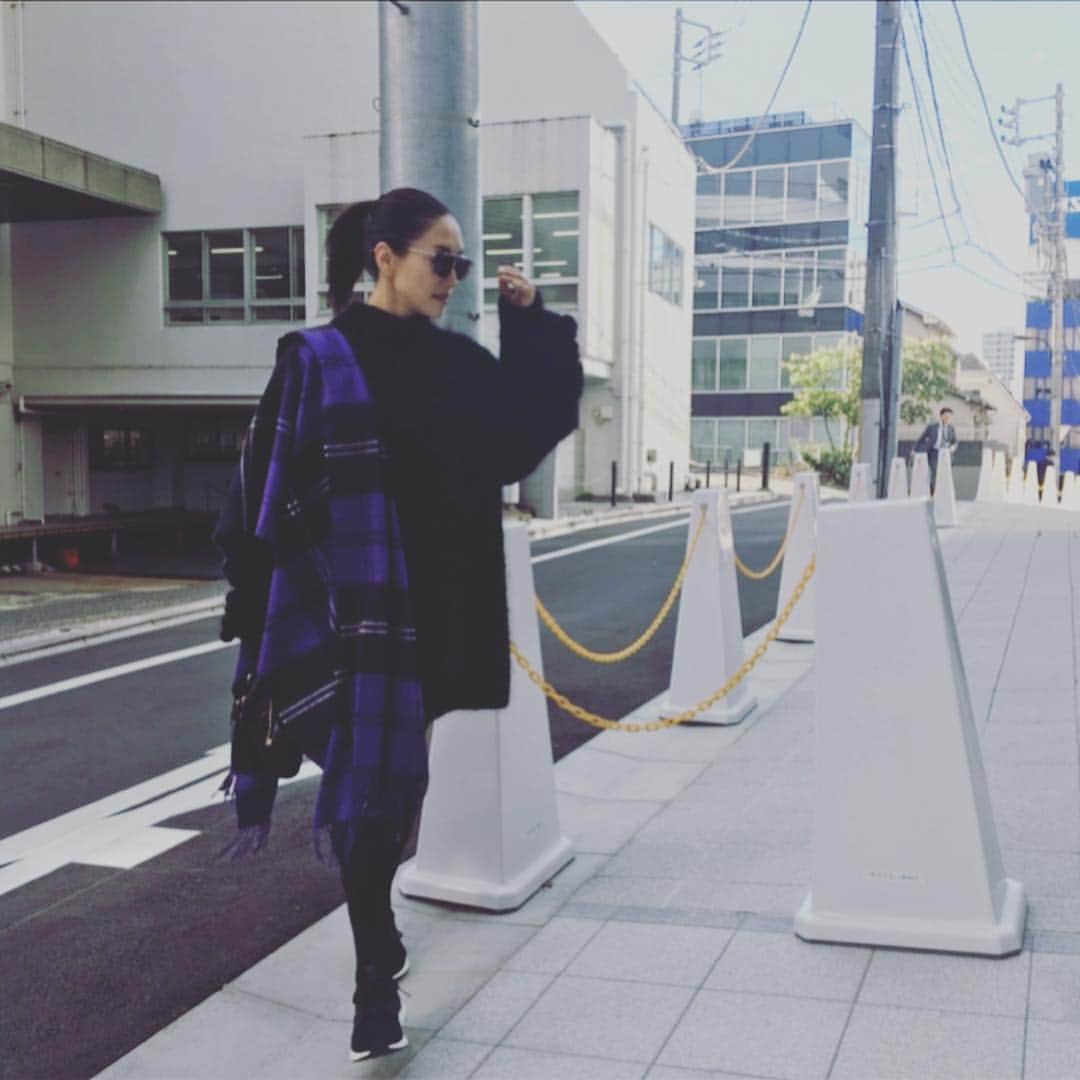 亀恭子のインスタグラム：「朝は肌寒かった… そして今、 ニットワンピースは暑かった… . . @haunt_daikanyama × #johnstons のパープルベースのストール。 パープル新鮮だな❤︎ . . today's… #fashion #ootd #kkstyle #tokyo #kamescloset #onepiece #chaos #stole #haunt ×#johnstons #sunglasses #bartonandperreira #bag #jandmdavidson #shoes #adidas #autumn」