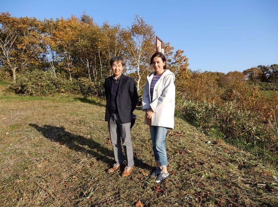 杉本彩さんのインスタグラム写真 - (杉本彩Instagram)「先日、北海道の八雲町にある北里大学獣医学部 付属フィールドサイエンスセンター八雲牧場を、アニマルウェルフェアをさらに学ぶため見学させていただきました。 八雲牧場が実践して研究している循環型畜産は、アニマルウェルフェア（動物の福祉）の実現と、環境や人の健康を守るためにも、畜産のあるべき姿だと感じました。春から秋までは広大な牧草地に牛を放牧し、雪に覆われる冬は牛を牛舎で飼育します。この時期は順々に牛舎に入るため、放牧されている牛群と、牛舎内で自由に歩いたり寝そべったりしている牛の両方を見ることができました。ご案内くださいました北里大学の寶示戸先生はじめ、八雲牧場の皆様、お忙しい中本当にありがとうございました。 #北里大学獣医学部 #循環型畜産 #アニマルウェルフェア #グラスフェット  #グラスフェットビーフ  #環境保全型畜産  #環境問題 #公益財団法人動物環境福祉協会Eva #八雲町 #八雲牧場」10月24日 17時17分 - sugimoto_aya0719