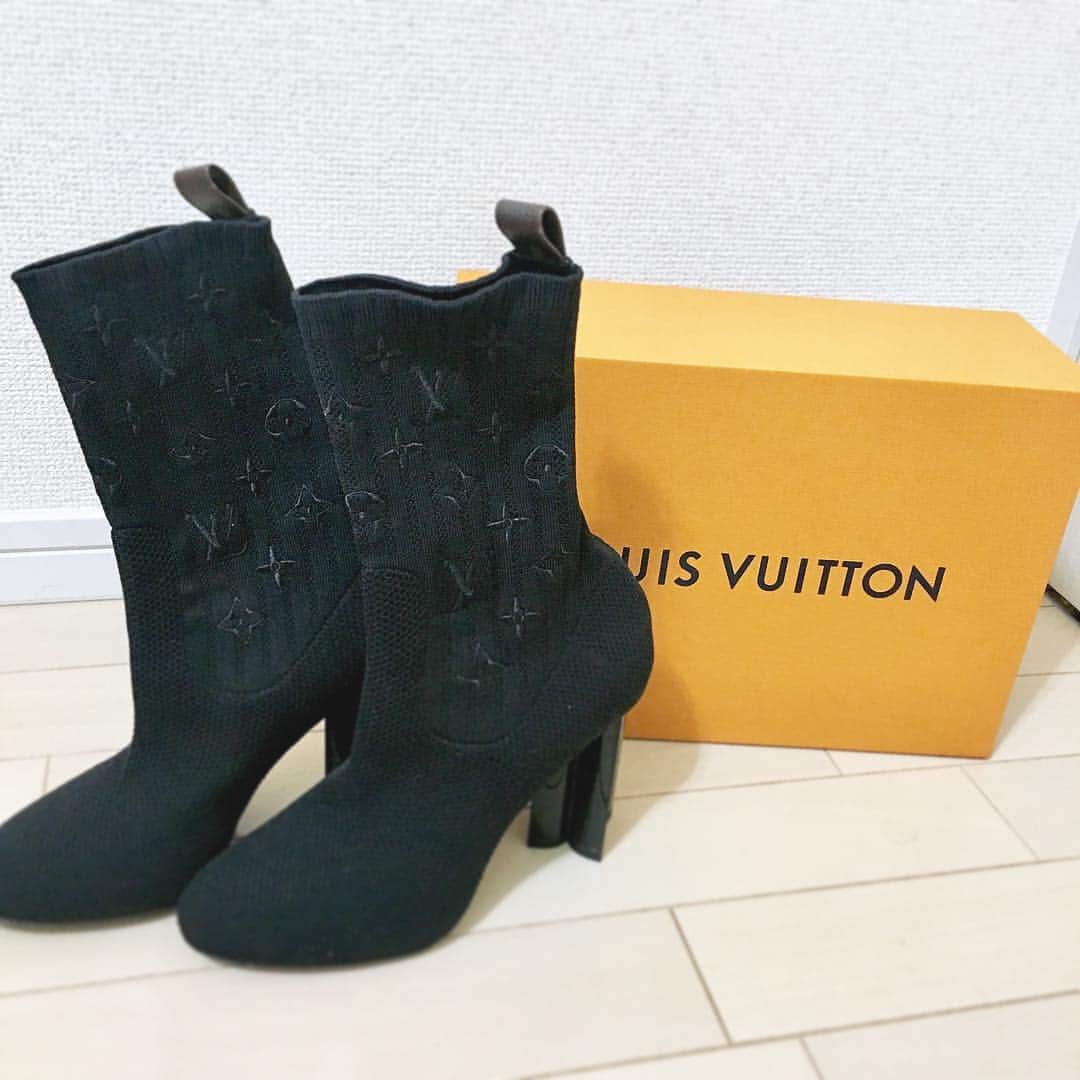 のインスタグラム：「自分への誕生日プレゼントとして ハワイのアラモアナで購入💕🤤 . ルイヴィトンのソックスブーツ👢 さりげない柄が可愛い😭❤️ 黒のブーツだし、 柄の主張が激しくないから普段使いできそう🤩 と思って一目惚れで即決😌✨💖 . これからいっぱい履くぞ〜っ😍 . . ーーーーーーーーーーーーーーーー #かじえり#ルイヴィトン#ブーツ#購入品#アラモアナ#ハワイ#ソックスブーツ#自分への誕生日プレゼント#自分へのご褒美#louisvuitton」