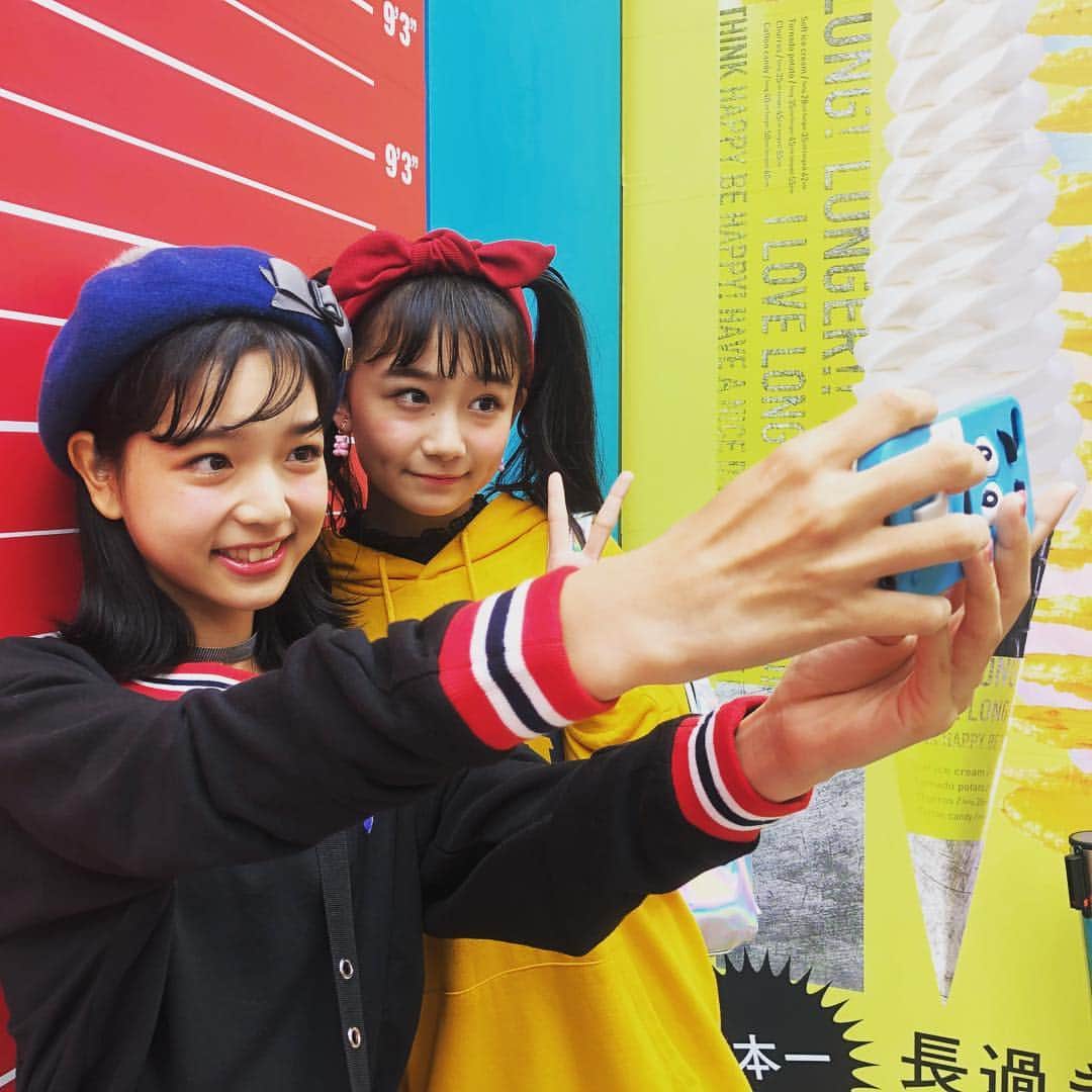 ニコ☆プチのインスタグラム：「セルフィーを撮っているのは… サキとカエデ💗  私服特集は見てくれたかなーっ！？ 実は、私服のARムービーは全部で3種類あります😜💕 3種類ぜひチェックしてね💋  #ニコプチ #小林咲葵 #山田楓 #セルフィー #プチモの私服」