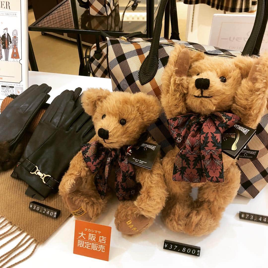 DAKS Japan（ダックス）さんのインスタグラム写真 - (DAKS Japan（ダックス）Instagram)「. 10月24日（水）より、大阪高島屋 1階グッドショックプレイスにて「DAKS TRAVELLER〜DAKSを着て旅に出よう〜」が開催いたしました。 . 特設ショップでは、2018年秋冬コレクションのインポート品を中心に、特別な商品や種類豊富なアクセサリー等をご紹介しております。ウェルドレッサーとしても有名なイラストレーター「ソリマチアキラ氏」が描くイラストで表現された、英国豪華列車の旅の雰囲気を是非お楽しみください。 . 【期間】平成30年10月24日（水）〜10月30日（火） 【場所】大阪高島屋 1階グッドショックプレイス 【2018年秋冬ファッションショー×ソリマチアキラ氏トークショー】 平成30年10月27日（土）午後1時〜・午後3時〜（各回約30分） . #daks #london #osakatakashimaya #traveller #sorimachiakira #ダックス #ロンドン #大阪高島屋 #トラベラー #旅 #ソリマチアキラ」10月24日 17時41分 - daksjapan