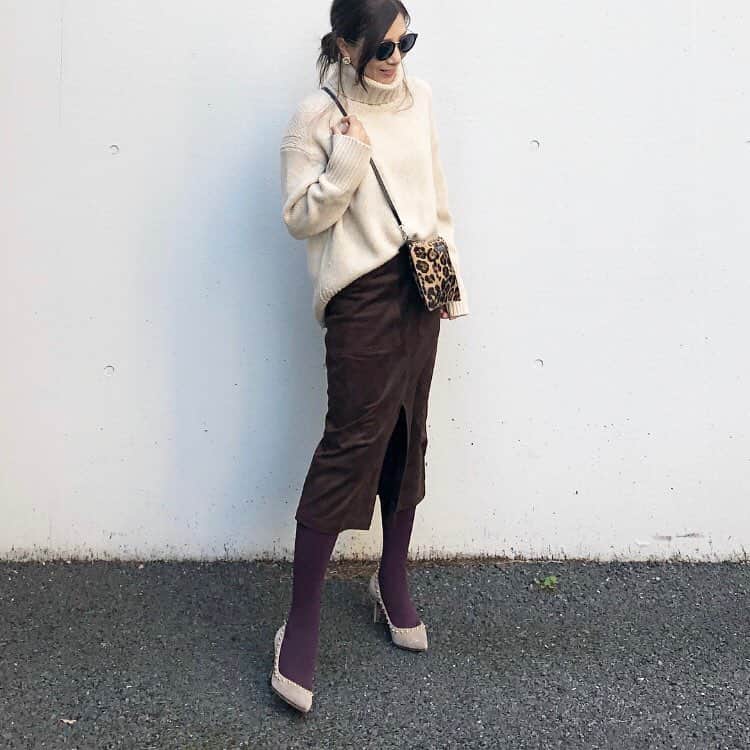 のインスタグラム：「#outfitoftheday  ブラウンコーデにボルドーのタイツ❤︎ 去年買った @galerievie_jp のニット、 今年もきっとヘビロテです⑅◡̈* ・ ・ knit：#galerievie #ギャルリーヴィー  skirt：#kuumfashion @yoko178love コラボ bag：#jandmdavidson #ジェイアンドエムデヴィッドソン  shoes：#pellico #ペリーコ ・ ・ ・」