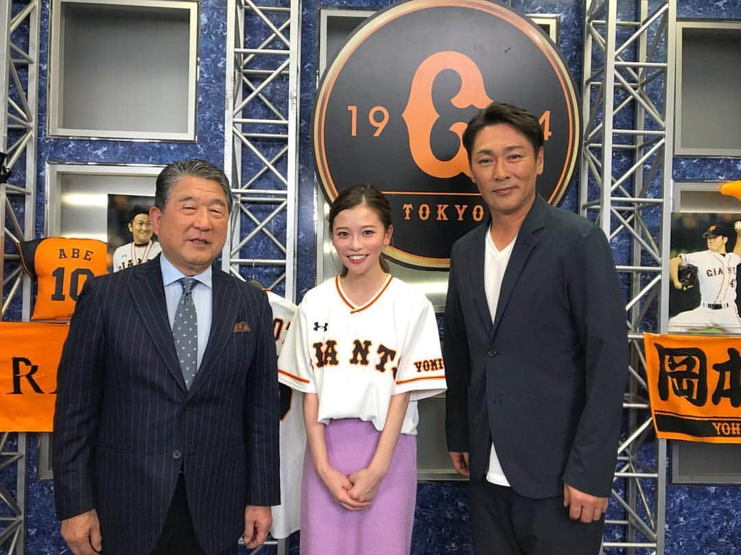 陽菜えみるさんのインスタグラム写真 - (陽菜えみるInstagram)「. 週刊ジャイアンツ⚾️✨✨ 今季一緒に番組を 盛り上げてくださった皆さん🧡 取材に協力してくださった 監督選手の方々🧡 本当にありがとうございました😆👏✨✨ . 来週からの放送は 試合はないのでハイライトはありませんが 番組自体は引き続きありますので よろしくお願い致します😉♬ . 先日のスタジオ解説は 元木大介さんでした💁‍♀️🙋‍♂️💫 @motoki_daisuke  この生放送の3時間前 スタッフさんと打ち合わせ中に 元木さんの来季入閣が発表されて 番組始まる前から 大盛り上がりでした🤩✨✨ 元木さんのさりげない気遣いと 明るさ気さくさは 私も大先輩でありながら 距離を感じさせない人柄で カメラ回ってない時も放送中も 話しやすい雰囲気を いつも作って下さいました😭✨✨ きっと来季はその人柄と 野球に対しての情熱で⚾️🔥🔥 若い選手とも良い意味で 距離の近い存在になって コミュニケーションを取って 導いてくださるんだろうなと すぐに想像が出来ました‼️‼️ . さらに週刊ジャイアンツからは 来週も出演して下さる水野さん🧡 そして鈴木尚広さん🧡 @suzukitakahiro12  今季引退を発表されて 先週ゲストに来て下さった杉内さん🧡 @sugi_toshi18  同じ日テレG+で ドームでお世話になった宮本さん🧡 現役時代のご活躍もそうですが 私のまだ短いお付き合いの中でもわかるのが みなさん本当に明るくて 野球に対して熱い方々なので⚾️🔥🔥 第三原政権がさらに盛り上がると 本当に楽しみです😍❤️❤️ . 高橋由伸監督の退任は残念でしたが 球団特別顧問として 巨人軍に関わることを知り 嬉しかったです😌🧡 しばらく試合が観れない期間に入り すでに寂しいですが... 来季開幕まで 明日のドラフト会議やキャンプなど 次のわくわくを見つけて 私は過ごしたいと思います‼️‼️ . . #読売巨人軍 #巨人 #ジャイアンツ #奮輝 #高橋由伸 監督 #由伸ジャイアンツ #橙魂 #プロ野球 #野球好きと繋がりたい #巨人ファン #巨人ファンと繋がりたい #徳光和夫の週刊ジャイアンツ #週刊ジャイアンツ #徳光和夫 さん #元木大介 さん #水野雄仁 さん #鈴木尚広 さん #杉内俊哉 さん #宮本和知 さん #無類の野球好き #無類の野球ファン #ユニフォーム #ユニフォームマジック #野球女子 #ユニフォーム女子 #陽菜えみる #giants #tokyogiants」10月24日 20時11分 - emiru_haruna