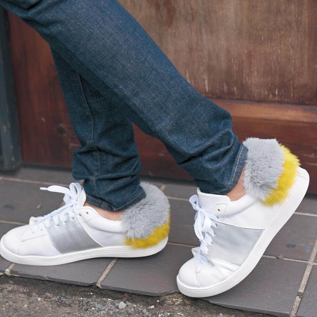 小川淳子のインスタグラム：「とびきり可愛いスニーカーが今週金曜日に発売されます💞💞 配色が可愛い♡ファーが華を添えるトレンド感溢れるシューズ💖 履き心地が良く歩きやすいので、ママにもピッタリです😚💞 #chesty#sneaker#shoes#fur#チェスティ」