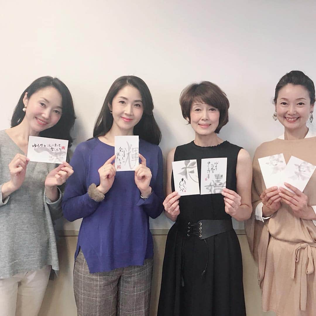 芦田桂子さんのインスタグラム写真 - (芦田桂子Instagram)「憧れのモデル先輩 藤原弘子さん @hiroko.fujiwara の字手紙教室に行ってきました♪ ✴︎ 丁寧に教えて下さったお陰で我ながら上手く書けたと満足😊 数時間、集中して文字に気持ちをしたためました♡ もっと上手くなって大切な人達にもプレゼント出来るようになりたいな〜！ ✴︎ 弘子先生が描く文字はバランス美しく滑らかで、どこか表情があり本当にステキでした✨ ✴︎ #時手紙  #気持ちを伝える  #筆 #墨 #書  #作品  #楽しい時間をありがとうございました  #次回も楽しみ  #model  #藤原弘子 さん #中島はるみ さん #織香 ちゃんの #インターモード #カシミアストール を巻いて #芦田桂子」10月24日 21時04分 - keiko_ashida