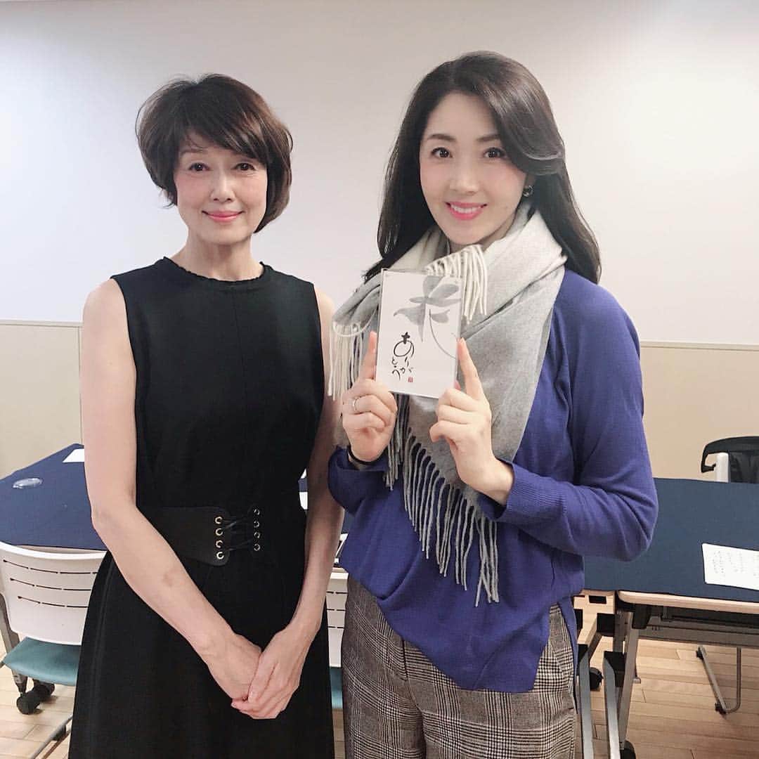 芦田桂子さんのインスタグラム写真 - (芦田桂子Instagram)「憧れのモデル先輩 藤原弘子さん @hiroko.fujiwara の字手紙教室に行ってきました♪ ✴︎ 丁寧に教えて下さったお陰で我ながら上手く書けたと満足😊 数時間、集中して文字に気持ちをしたためました♡ もっと上手くなって大切な人達にもプレゼント出来るようになりたいな〜！ ✴︎ 弘子先生が描く文字はバランス美しく滑らかで、どこか表情があり本当にステキでした✨ ✴︎ #時手紙  #気持ちを伝える  #筆 #墨 #書  #作品  #楽しい時間をありがとうございました  #次回も楽しみ  #model  #藤原弘子 さん #中島はるみ さん #織香 ちゃんの #インターモード #カシミアストール を巻いて #芦田桂子」10月24日 21時04分 - keiko_ashida